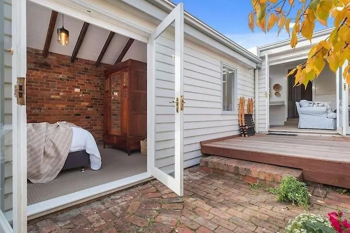 Irresistible Renovated 1840 Inner-City Cottage Χόμπαρτ